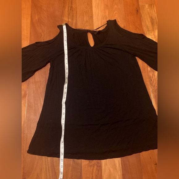 Black flowing top with cut out shoulders - Picture 6 of 7